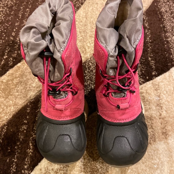 Girls Waterproof Ugg Boots - Picture 3 of 4